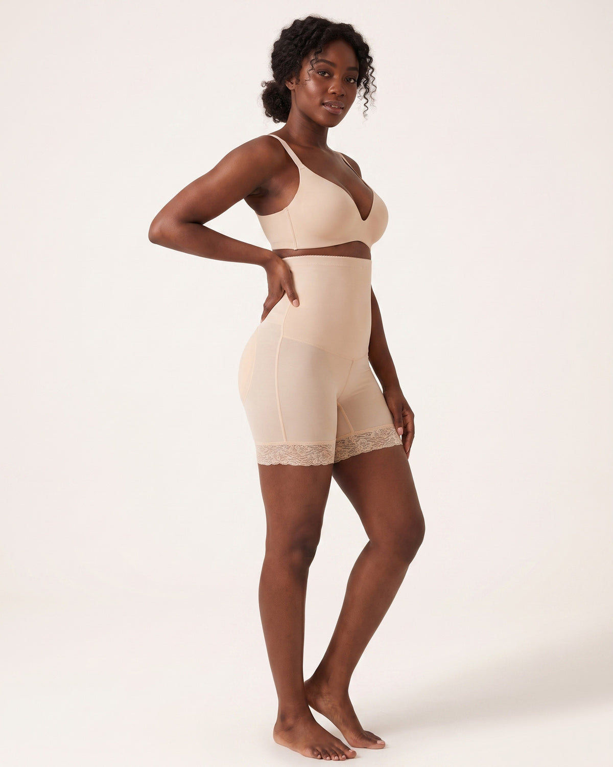 Smooth Brief - modelo com cueca modeladora BONDIFORM